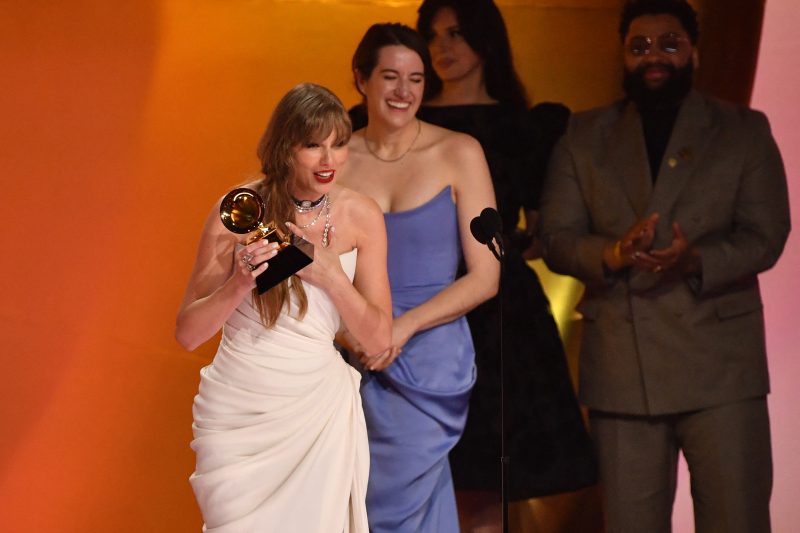 Grammy Rapper Preso E Taylor Swift Bate Recorde Na Categoria Principal Veja Vencedores