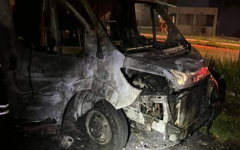 Van atingida por incêndio intencional em Itajaí