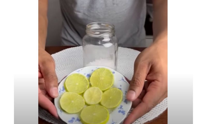 Vela artesanal tem duplo efeito, pois além de servir como peça decorativa também afasta insetos