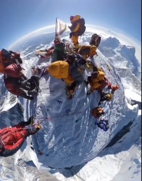 Vídeo que mostra alpinistas no Monte Everest viraliza e já conta com mais de 35 milhões de visualizações &#8211; Foto: Reprodução/X/ND