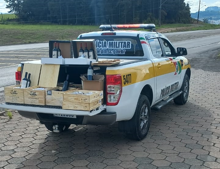 Motorista de caminhonete que seguia pela BR-470 não apresentou documentação das mercadorias e foi multado por descaminho no último sábado (3) - Foto: PMRv-SC/Divulgação/ND