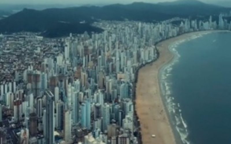 Frame de vídeo que mostra como será a vista do topo da Triumph Tower, prédio de Balneário Camboriú