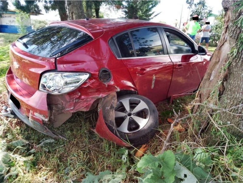 O suspeito causou um acidente com o carro das vítimas.