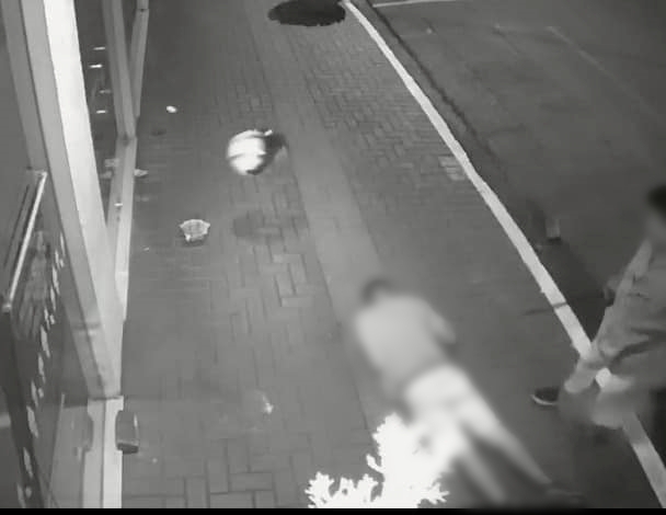 A v&iacute;tima foi deixada desacordada em uma cal&ccedil;ada. – Foto: Pol&iacute;cia Militar/Divulga&ccedil;&atilde;o/ND