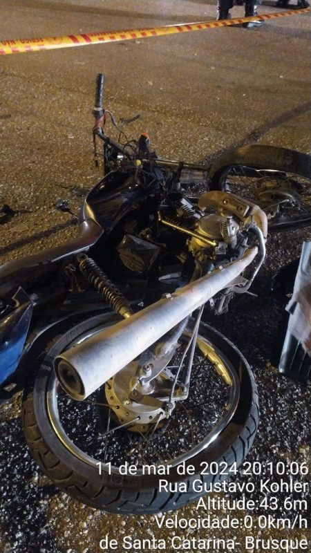 Acidente aconteceu na noite desta segunda-feira (11), na Avenida Dom Joaquim; motociclista já estava morto quando o socorro chegou