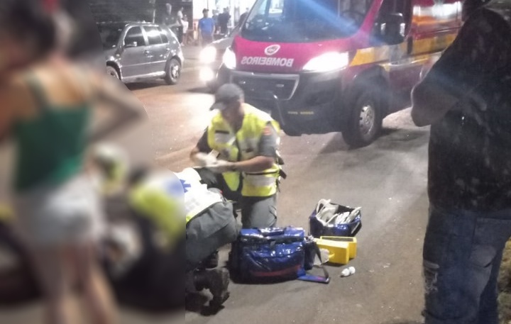 Uma câmera de monitoramento registrou o momento em que um homem atropela uma mulher e foge. 