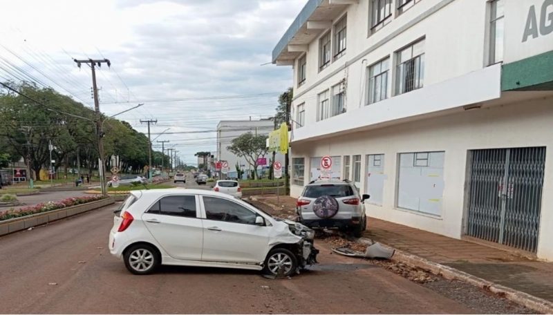 Mulher bateu em carro estacionado 