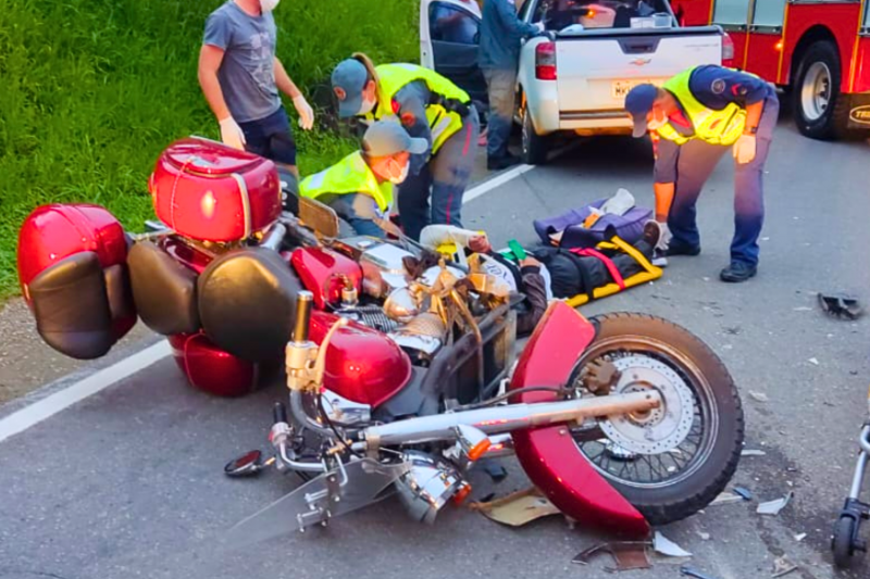 Motocicleta caída em pista, após acidente em Imaurí com vítimas.