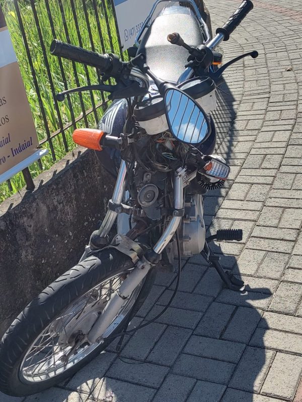 Acidente aconteceu na tarde de sábado (2), na Rua Dr. Blumenau; motociclista foi encontrado pelos bombeiros no chão, com ferimentos graves 