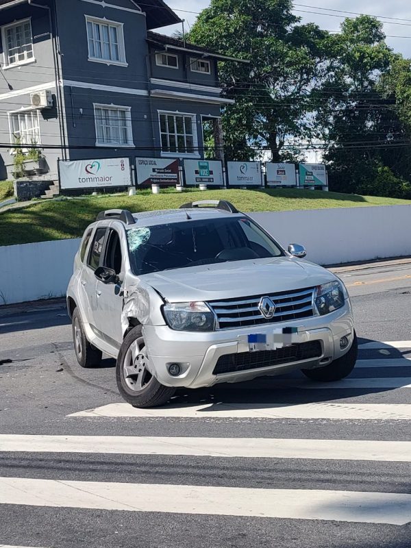 Acidente aconteceu na tarde de sábado (2), na Rua Dr. Blumenau; motociclista foi encontrado pelos bombeiros no chão, com ferimentos graves 