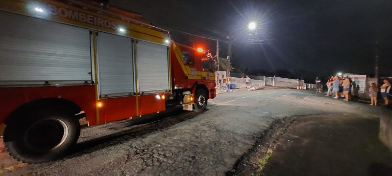 De acordo com a PRF (Polícia Rodoviária Federal), o motociclista ultrapassou uma viatura em local proibido e fugiu 