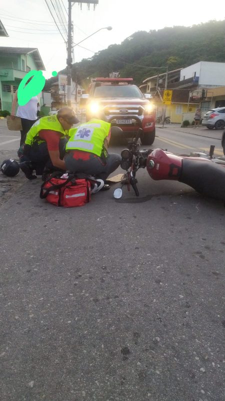 Acidente aconteceu na tarde desta sexta-feira (15); motociclista foi encaminhado ao hospital com ferimentos graves 