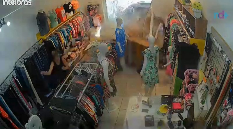 Câmeras de segurança registraram o momento em que o carro invadiu e destruiu a loja de roupas em Curitiba 