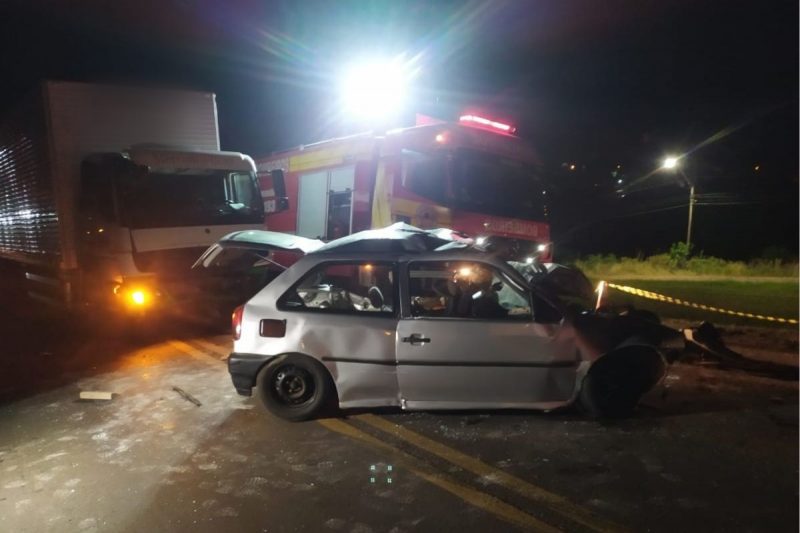 Motorista morreu no local do acidente. – Foto: Corpo de Bombeiros/Divulga&ccedil;&atilde;o/ND