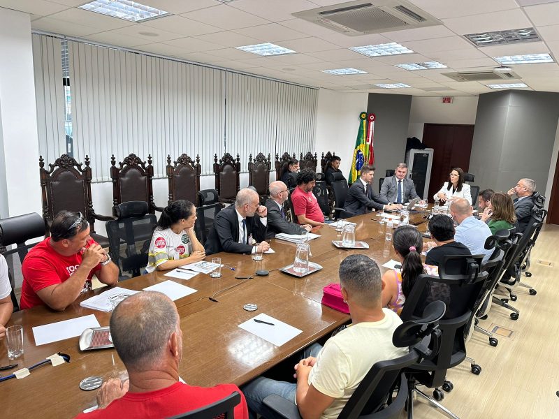 Foto mostra reunião entre Sintrasem e Prefeitura para negociar o fim da greve em Florianópolis