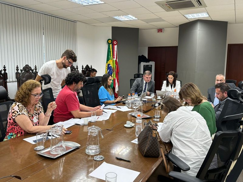 Foto mostra reunião entre Sintrasem e Prefeitura para negociar o fim da greve em Florianópolis