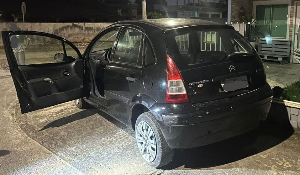 Segundo a polícia, carro foi modificado para ação criminosa - PMSC/Divulgação/ND