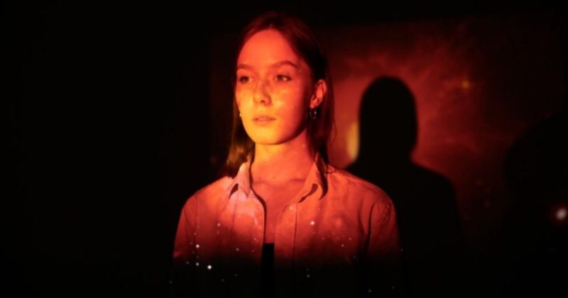 Mulher sendo informada do alerta vermelho sobre o seu signo