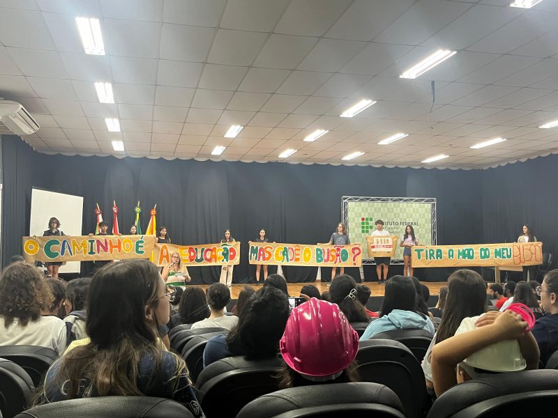 Estudantes realizam mobiliza&ccedil;&atilde;o contra cancelamento de linha de &ocirc;nibus – Foto: Isabella Dotta/NDTV