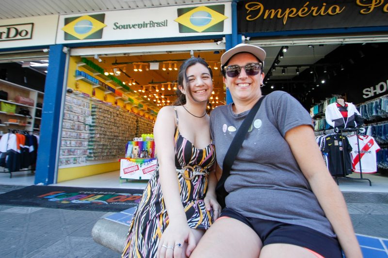 Analia veio com amigos e a filha Lucia, 19, para Santa Catarina – Foto: LEO MUNHOZ/ND