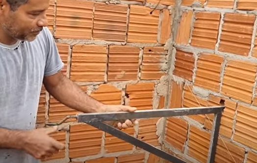 Pedreiro mostra como fazer andaime