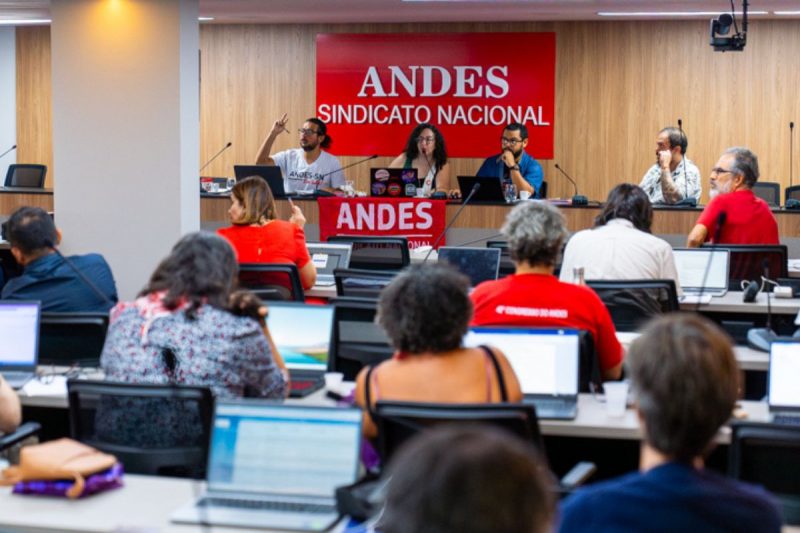Professores aprovam greve em reunião do Andes-SN, sindicato nacional