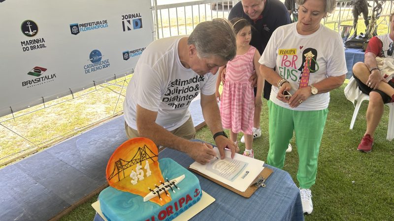 Prefeito Topazio Neto assina o documento – Foto: Ian Sell/ND