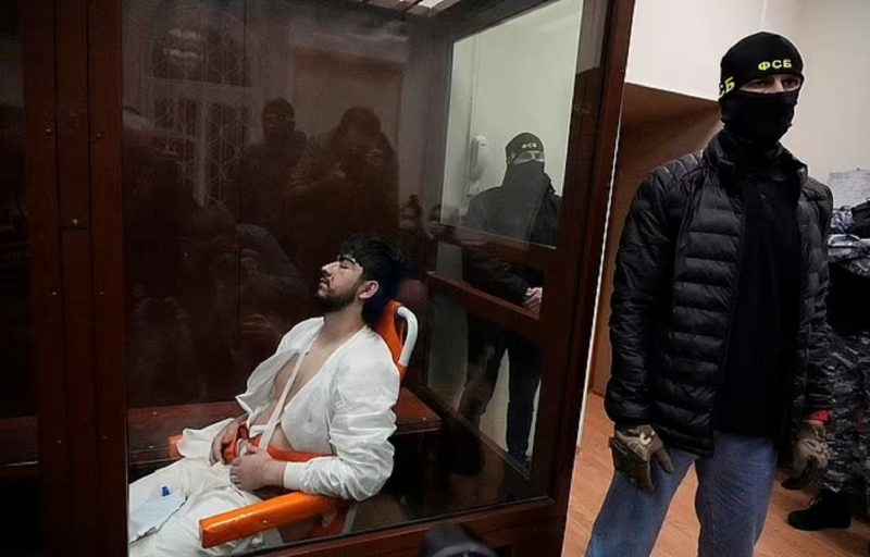 Muhammadsobir Fayzov sentado em uma gaiola de vidro no Tribunal Distrital de Basmanny, em Moscou