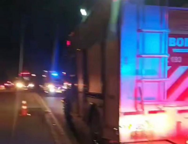 Foto mostra viaturas e bombeiros em rodovia a noite para atender homem atropelado por moto