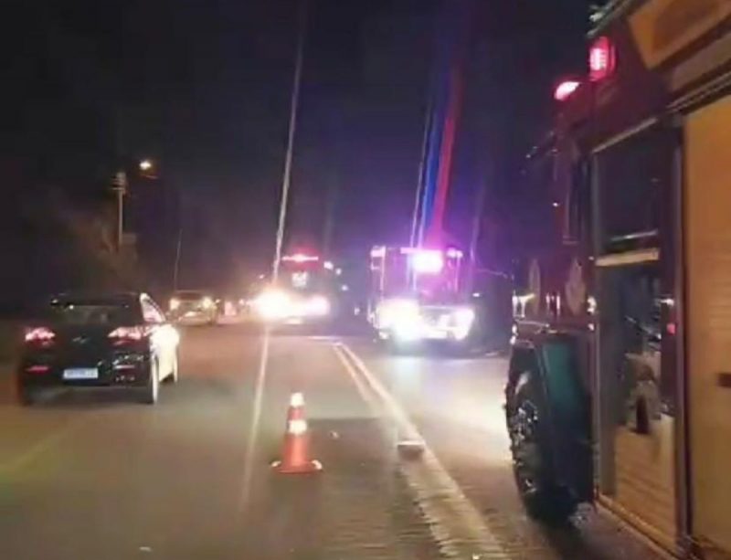 Foto mostra viaturas e bombeiros em rodovia a noite para atender homem atropelado por moto