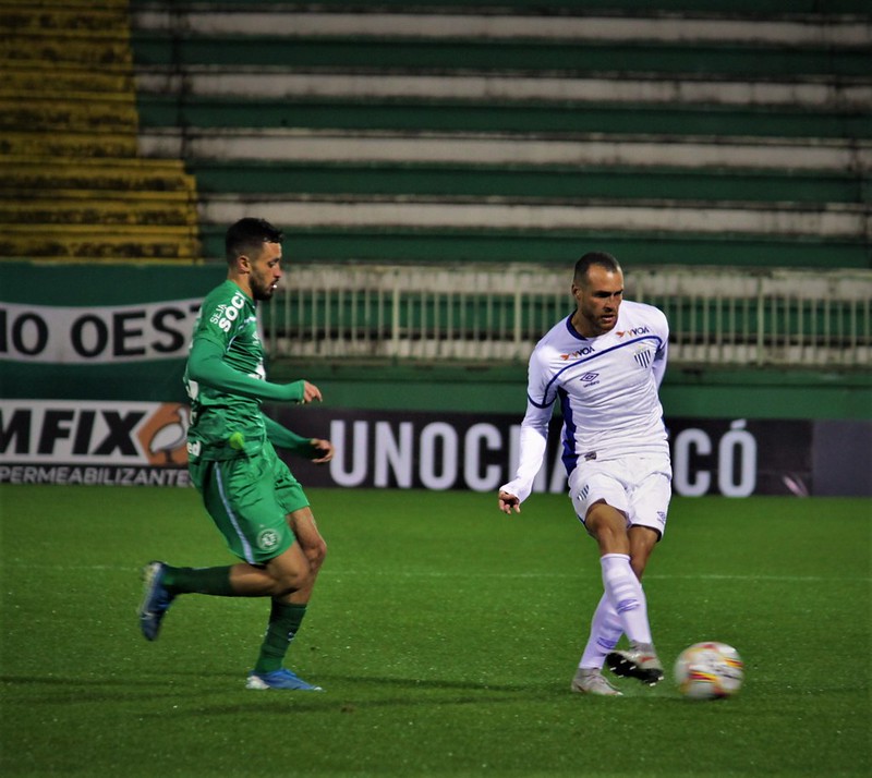 Volante Pedro Castro carrega a bola no jogo do Avaí contra a Chapecoense na Arena Condá em 2020