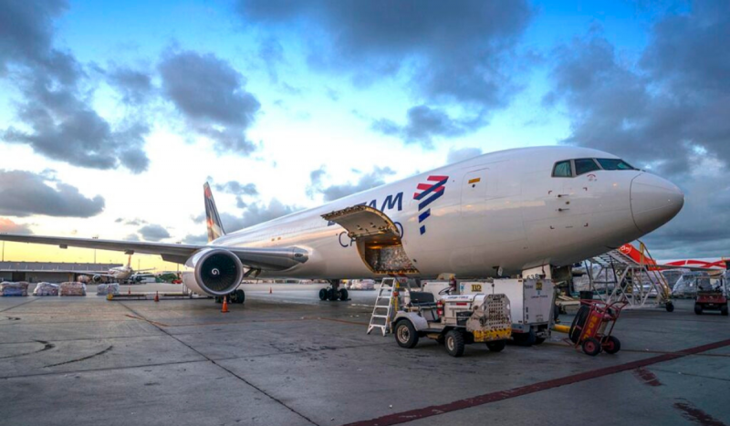 Avião com logo da LATAM Airlines para ilustrar matéria sobre criação de voos extras de SC 