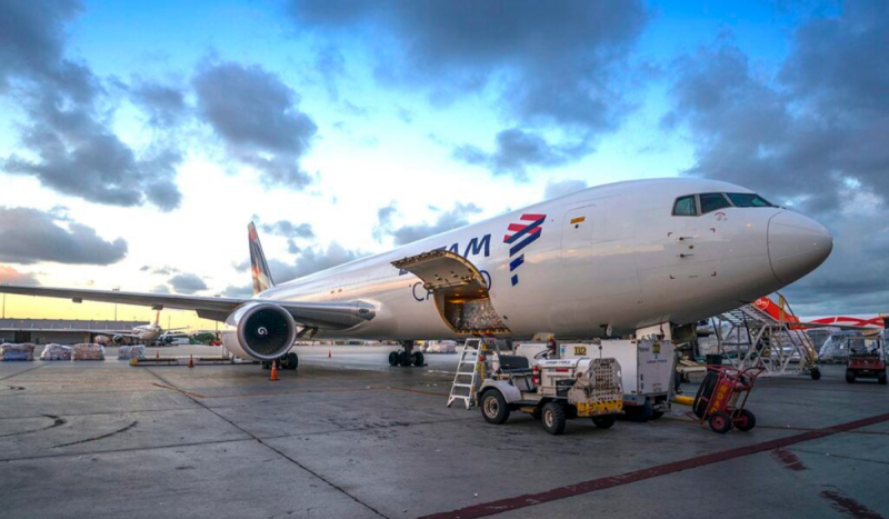 Avião parado em pista de pouso de aeroporto para ilustrar matéria sobre rota cargueira