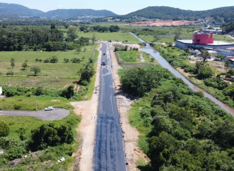 O novo loteamento conta com a construção de 217 lotes, distribuídos em dois condomínios urbanizados