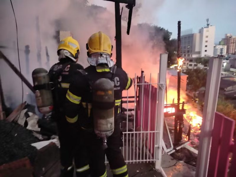 Bombeiros vistoriam local afetado por incêndio