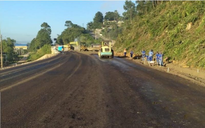 Em fevereiro, o km 143 da BR-470 foi afetado por uma grande cratera e um deslizamento 