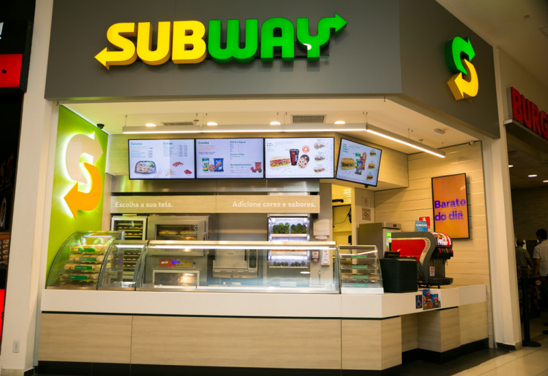 Foto mostra uma fachada da Subway, gigante das lanchonetes especializada em sanduíches personalizados, que fez um pedido de recuperação judicial nesta segunda-feira (13)