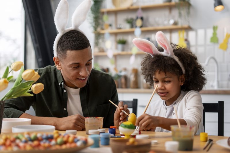 Pai e filha fantasiados de coelho da Páscoa