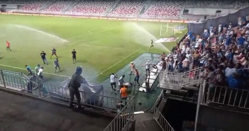 Vídeo: Los aficionados irrumpen en el campo y se pelean durante el partido entre Brusek y Avai
