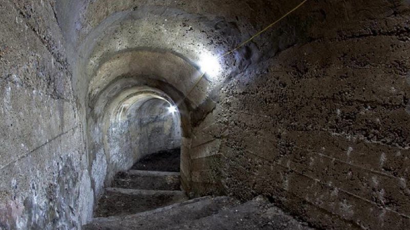 Mulher acha abrigo secreto da 2ª Guerra Mundial dentro do seu jardim