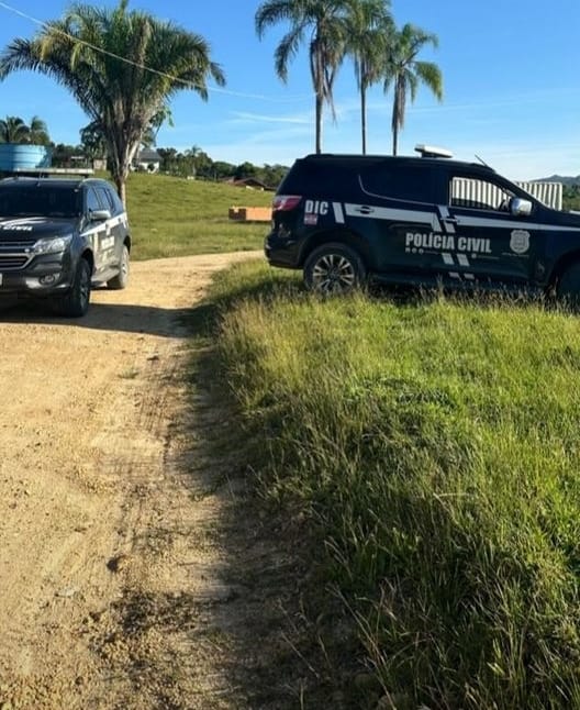 Imagem mostra viaturas da polícia civil em sítio, na procura por Jones Bosio