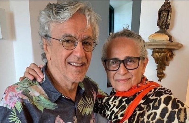 Na foto, Caetano Veloso e Maria Bethânia aparecem abraçados