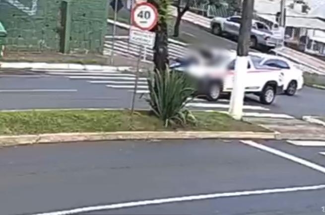 O pedestre foi levado ao Hospital Regional do Oeste para atendimento m&eacute;dico. – Foto: C&acirc;mera de monitoramento/Reprodu&ccedil;&atilde;o/ND