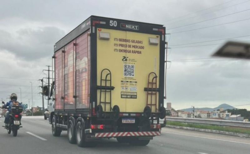 Caminhão apresentou problemas mecânicos na BR-282 sentido da ponte Pedro Ivo Campos e deixou trânsito travado na nesta quinta (7)