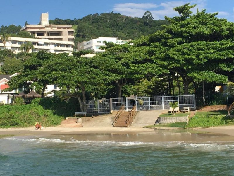 Trecho da praia de Canajurê, em Florianópolis, é alvo de disputa judicial &#8211; Foto: DIVULGAÇÃO/ND