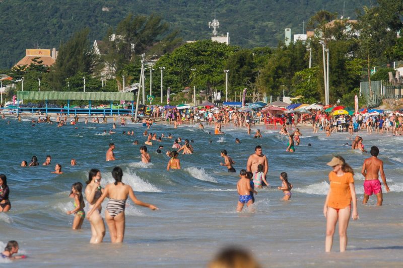 Movimento em praia durante temporada de verão em Florianópolis