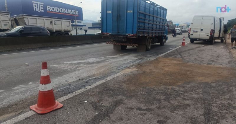 Imagem mostra veículos envolvidos em acidente na manhã desta segunda-feira (18) em Itajaí; transito na BR-101 ficou travado
