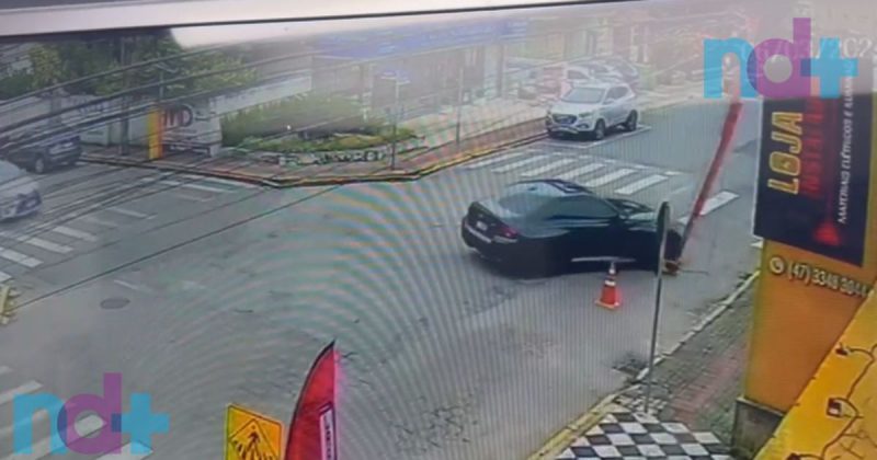 Frame de vídeo que mostra o momento exato em que BMW atinge escada onde estava trabalhador