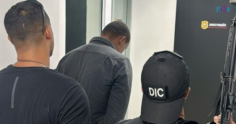 Imagem mostra Amarildo algemado por policiais da DIC de Itajaí