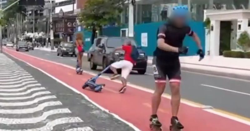 Frame de vídeo mostra momento exato em que home cai de patinete e quase vai parar embaixo de carro em Balneário Camboriú